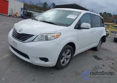 2011 Toyota Sienna Le V6 z USA, uszkodzony, nr VIN 5TDKK3DC2BS128362